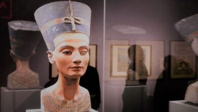 How did Nefertiti lose her eye?