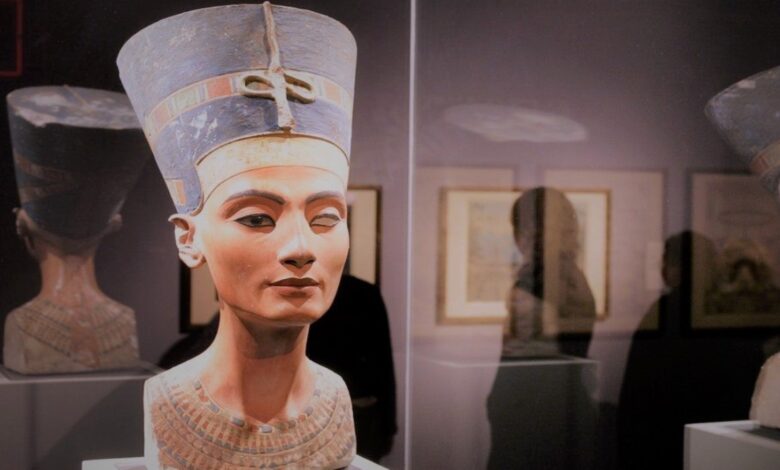 How did Nefertiti lose her eye?