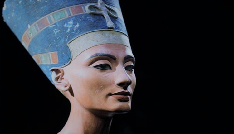 How did Nefertiti lose her eye?