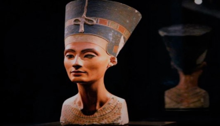 How did Nefertiti lose her eye?