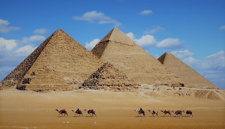 What activities can you do in the Great Pyramids of Giza?